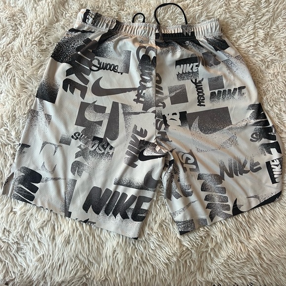 Men’s Nike shorts - Picture 6 of 7